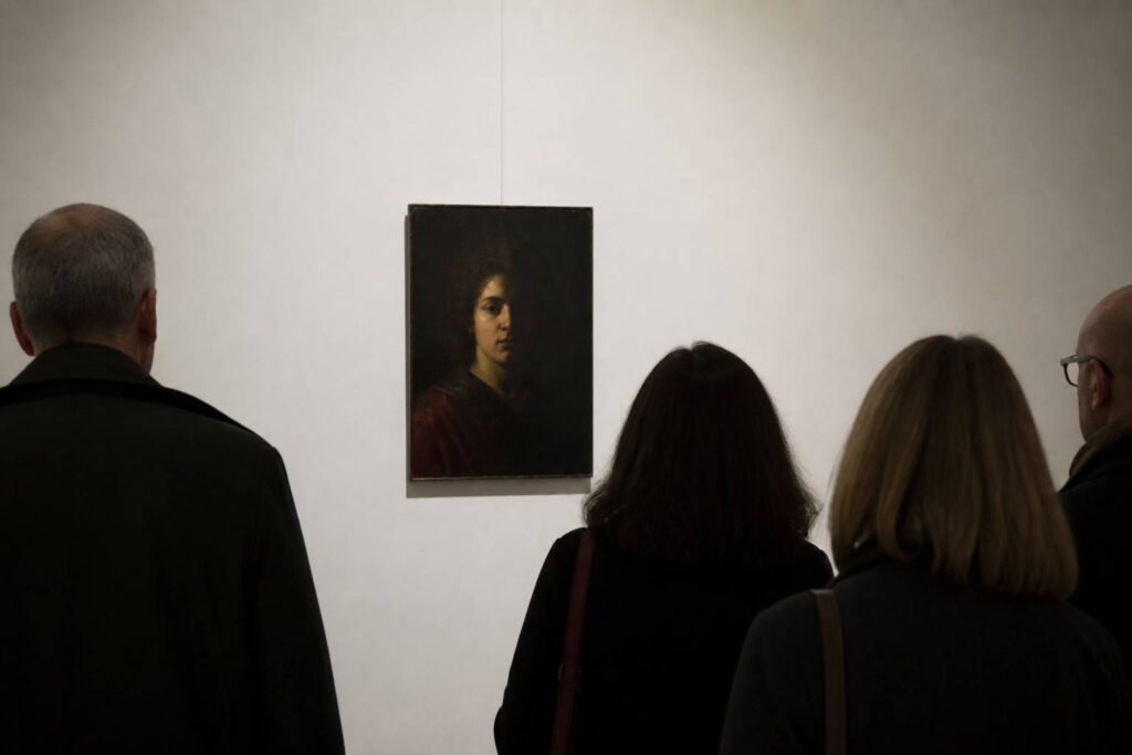 Petit panneau peint du XVIIe siècle en clair-obscur dans un musée