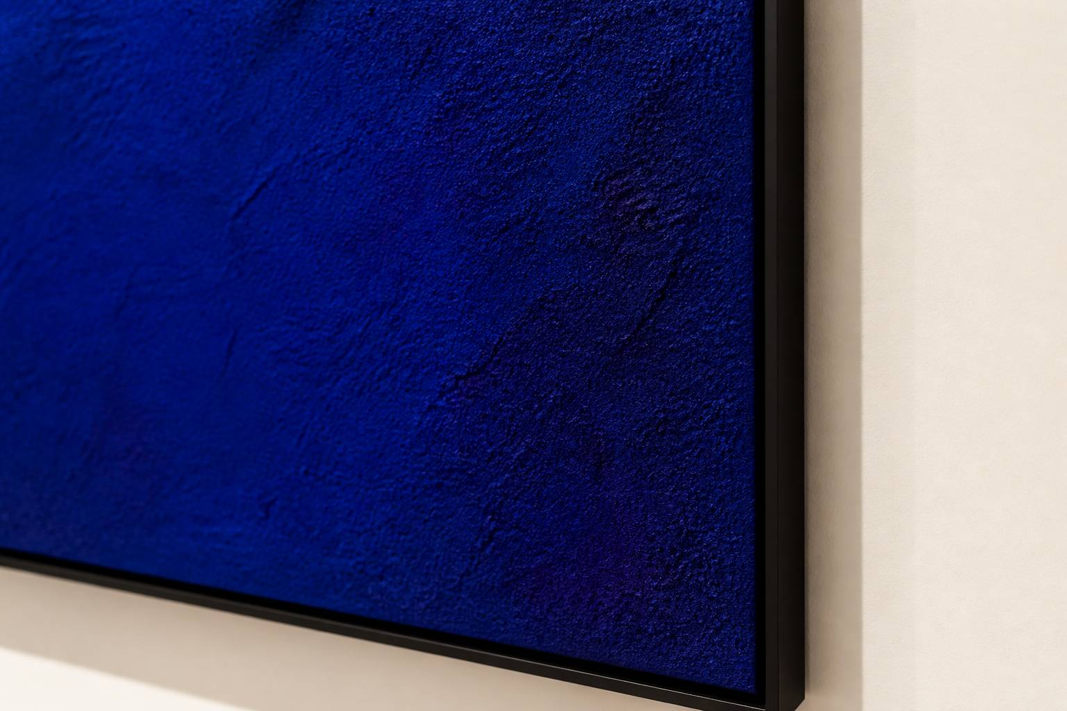Surface texturée d'un monochrome bleu outremer au pigment granuleux