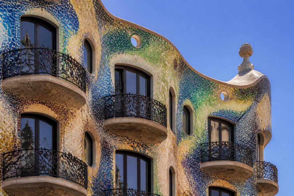 Façade moderniste ondulante aux mosaïques de trencadís