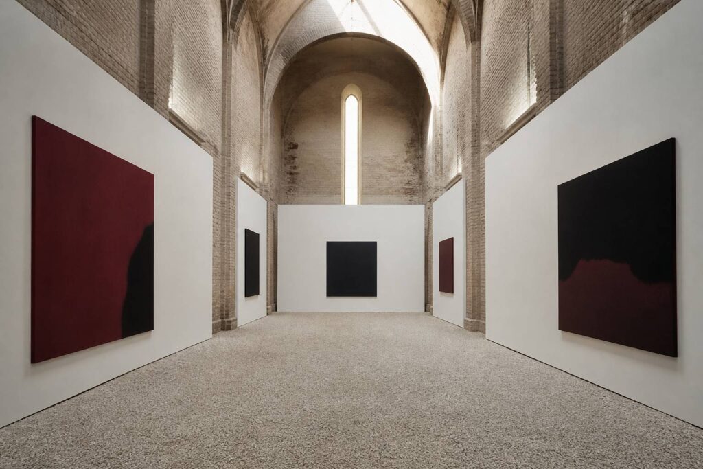 Intérieur minimaliste d'une chapelle avec de grandes toiles abstraites
