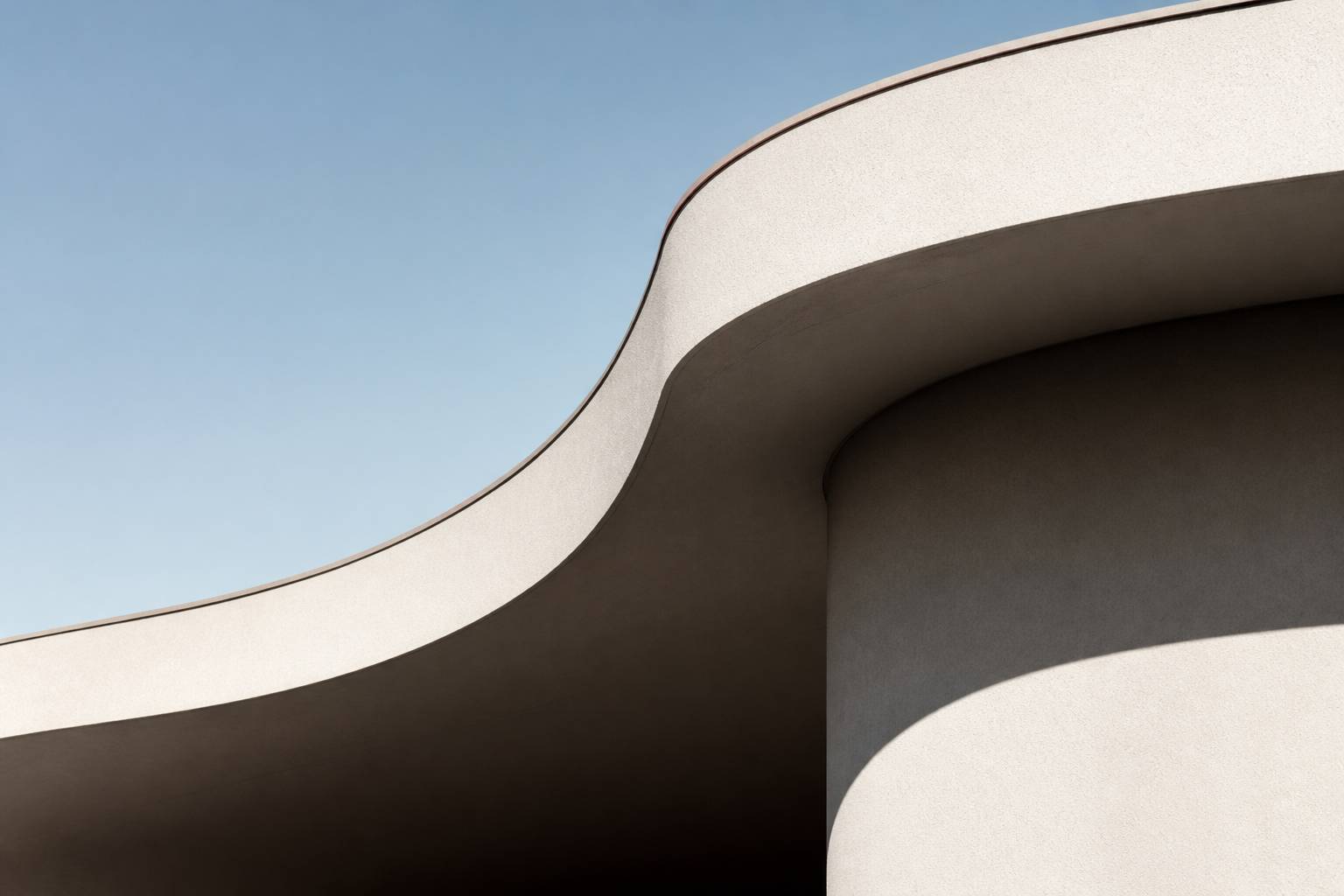 Détail d'auvent en béton armé aux courbes organiques avec ombres