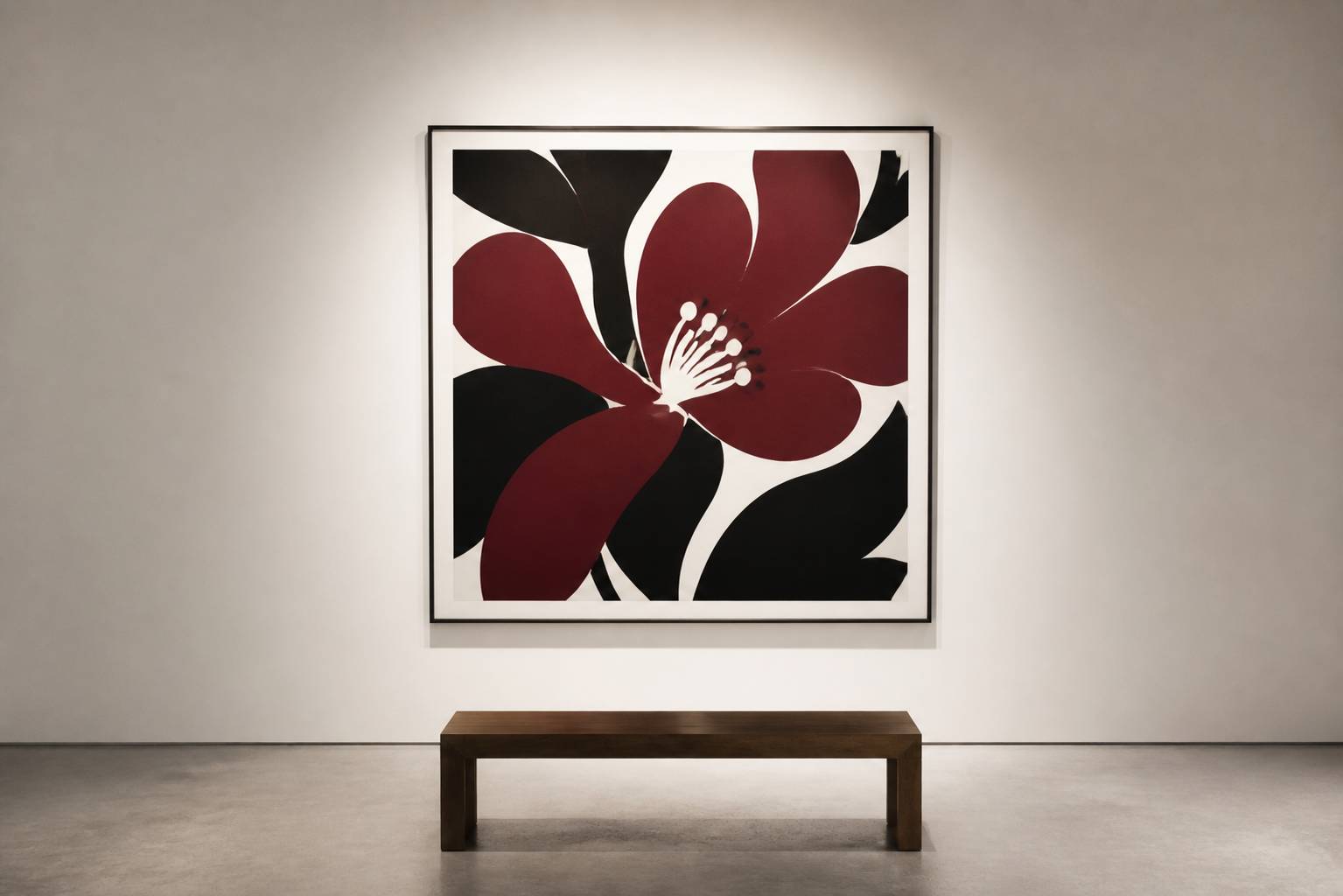 Estampe pop art florale encadrée sur une cimaise blanche de galerie