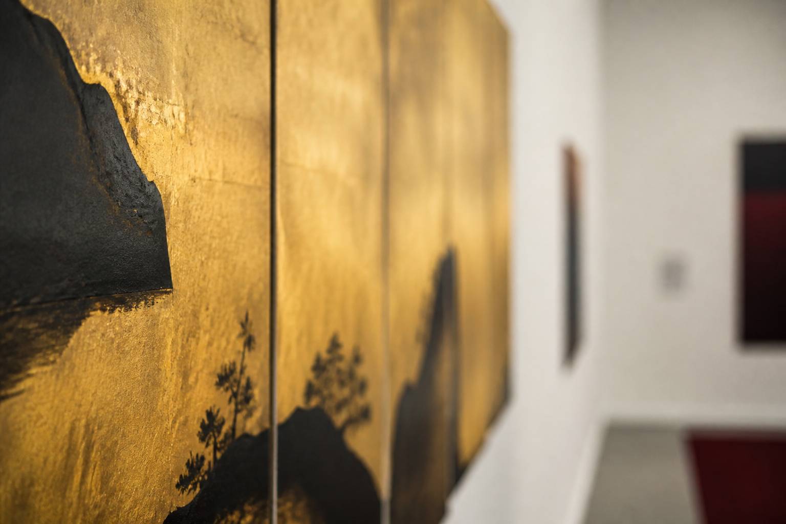 Panneau de bois doré à la feuille d'or dans une salle blanche