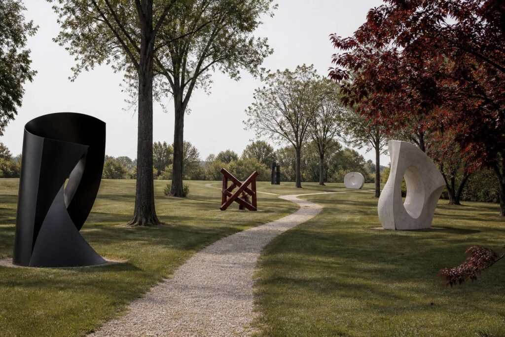 Grandes sculptures contemporaines dans un parc paysager