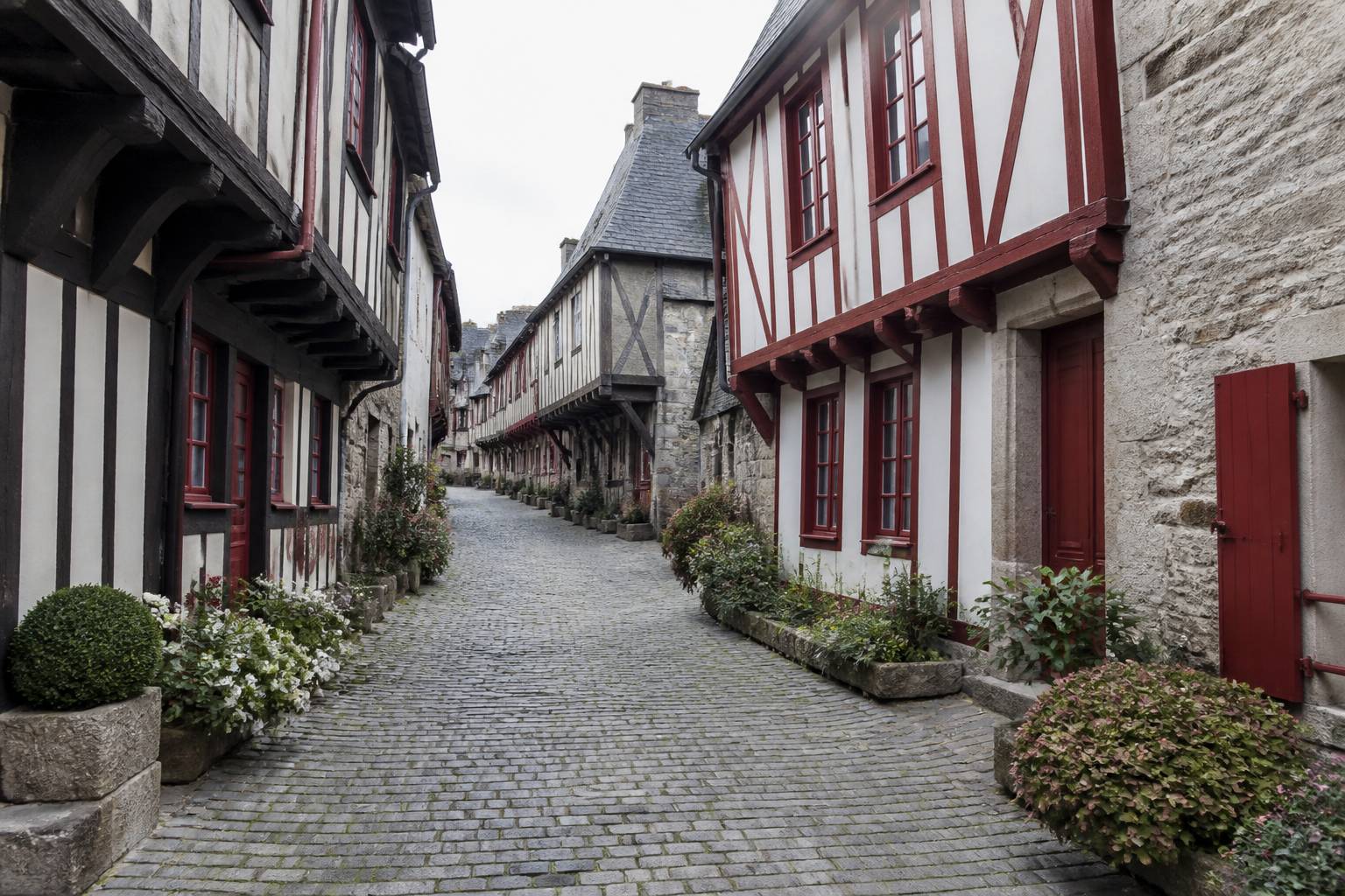 Ruelle bretonne bordée de maisons à encorbellement en pans de bois, ambiance patrimoniale