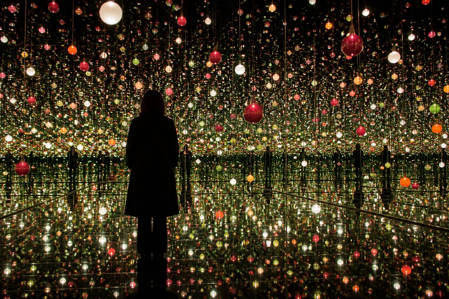 Salle de miroirs immersive avec points lumineux colorés