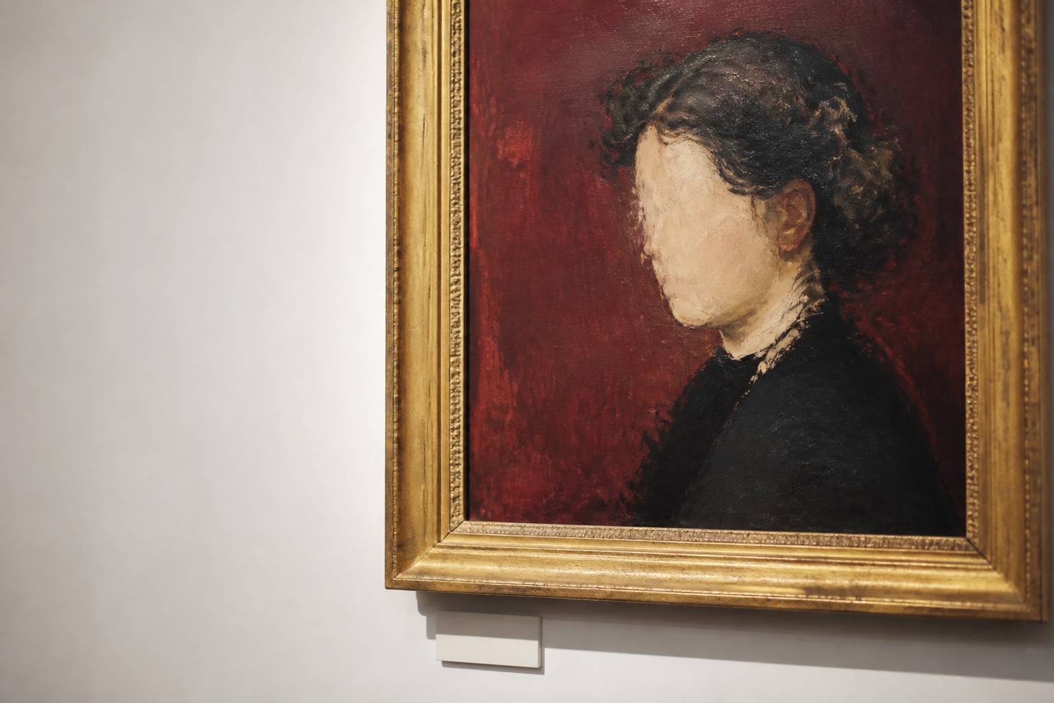 Portrait à l'huile générique dans un cadre doré sur cimaise blanche