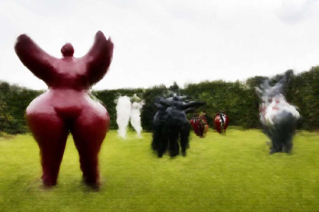 Grandes sculptures colorées aux formes féminines dans un jardin