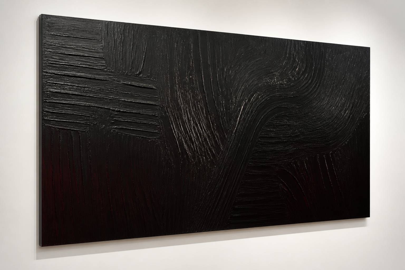 Grande toile noire abstraite aux sillons de peinture captant la lumière dans une galerie