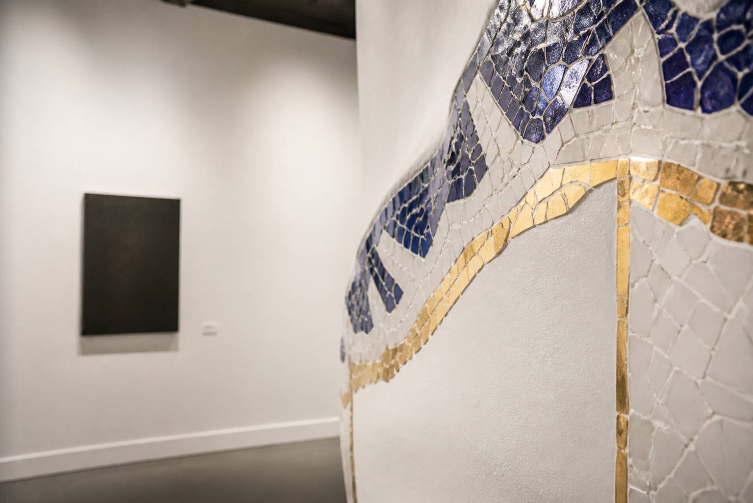 Détail de mosaïque trencadís aux éclats de verre bleu et or