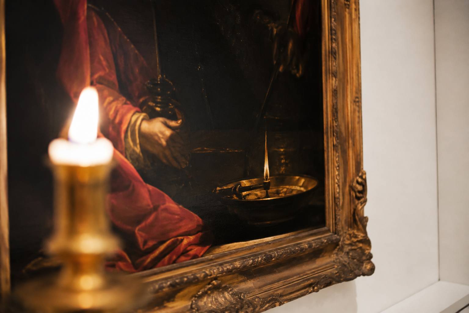 Détail d'une toile ancienne éclairée à la chandelle