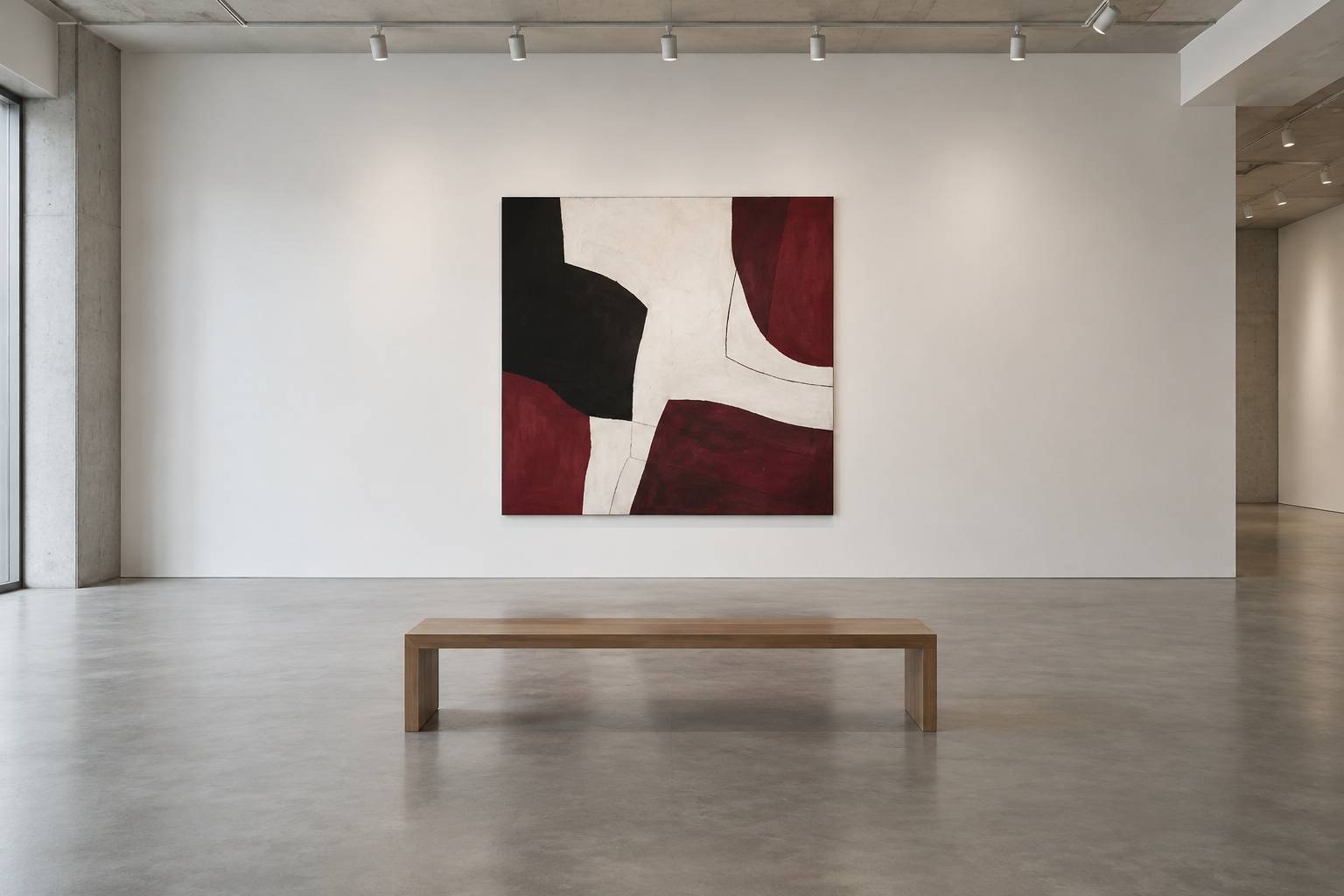 Toile abstraite coloree sur une cimaise blanche de galerie
