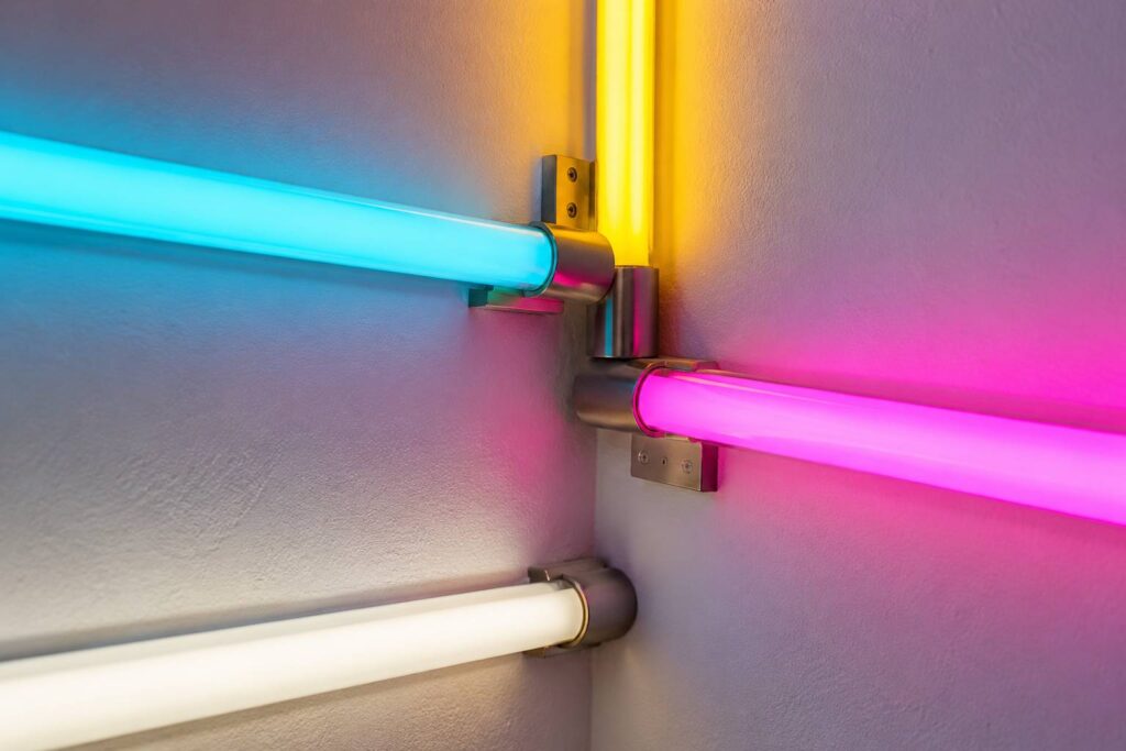 Illustration de détail sur le sujet : Art contemporain : Plongée dans les néons vibrants de Dan Flavin, maître